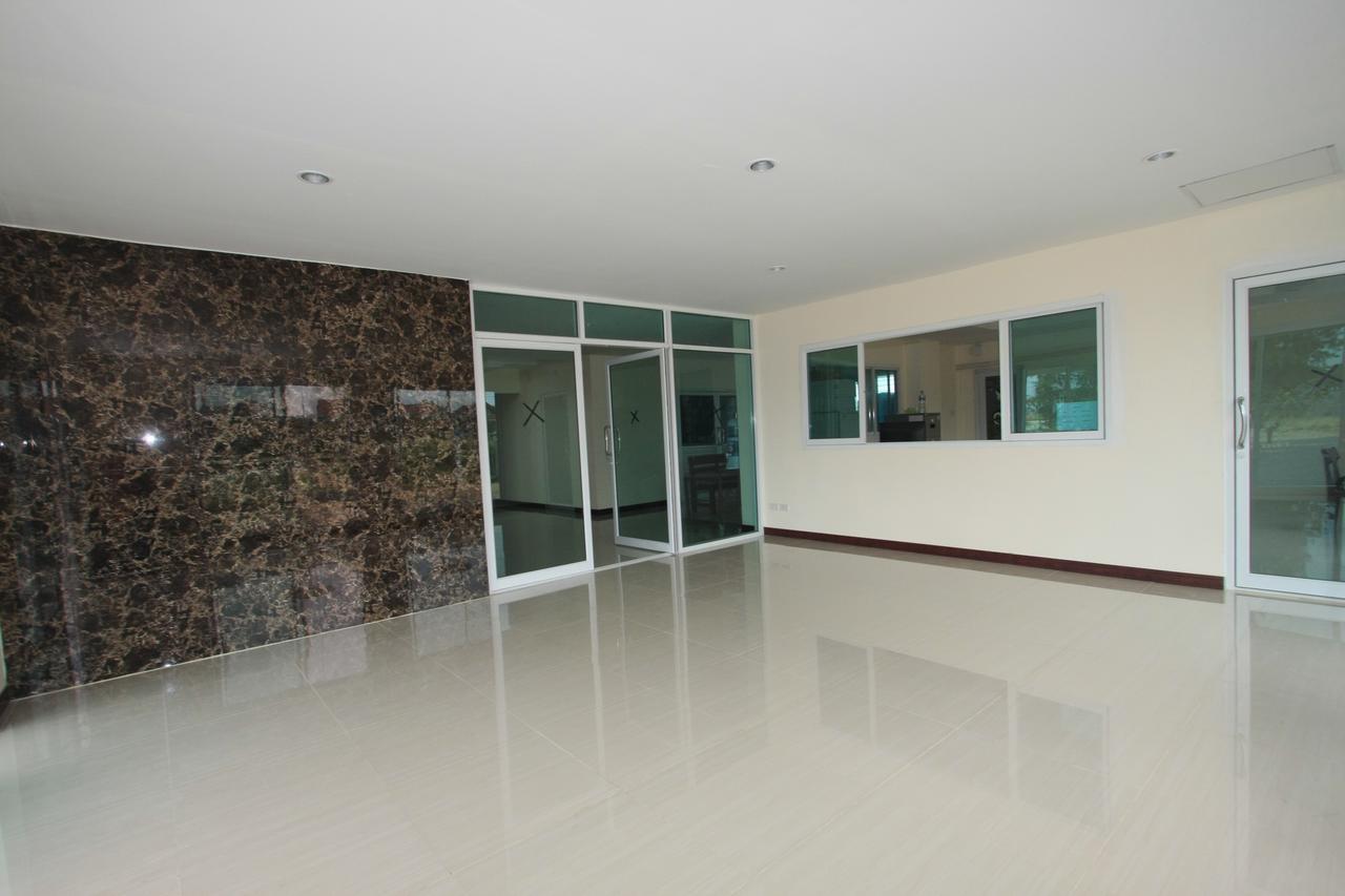 Chantorn Residence Si Racha Bagian luar foto